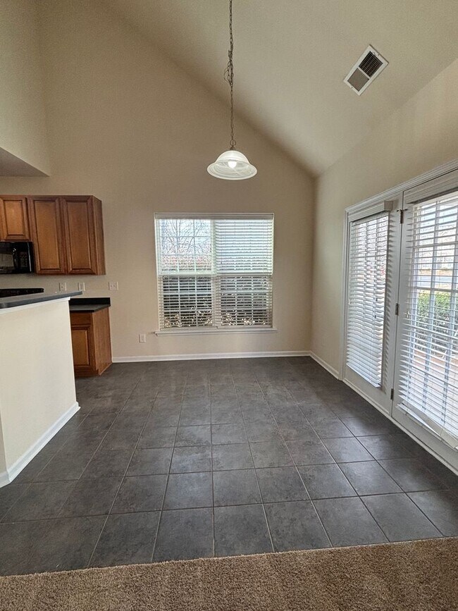 Building Photo - Spacious End Unit 3BR/2.5BA Townhouse