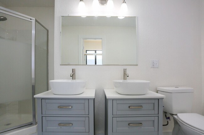 Building Photo - Remodeled 3bed 2 bath Single Family home