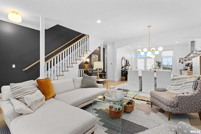 Building Photo - 824 W Moss Ave