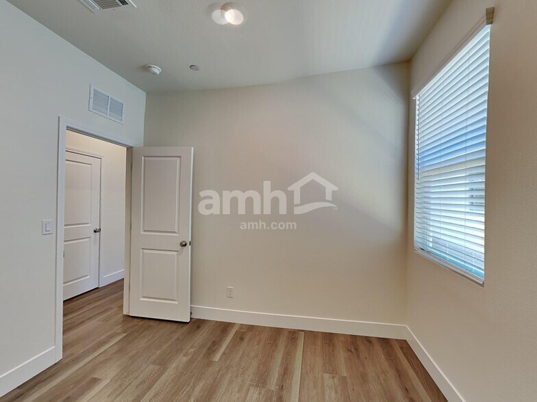 Building Photo - 846 English Primrose St