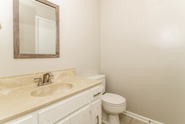 Building Photo - Inviting 3 Bedroom Home