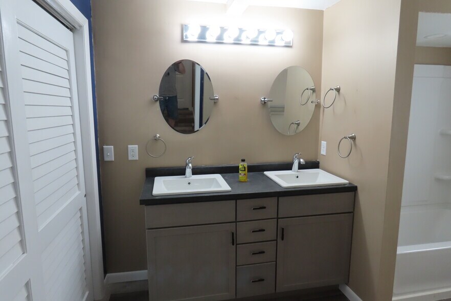 bath room vanity - 1605 Doty St