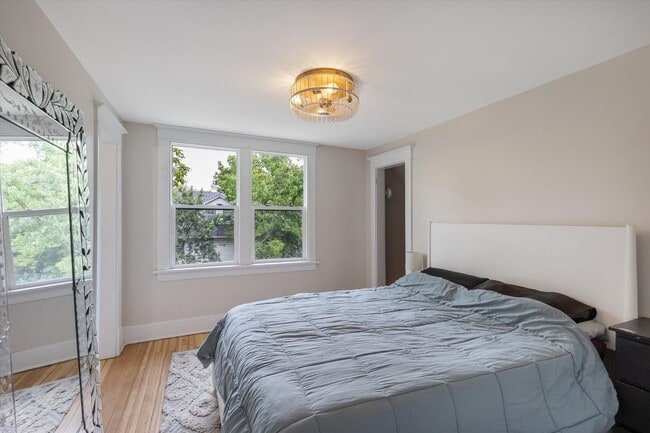 Building Photo - 3 Bedroom; 2 Bathroom near Hanscom Park!