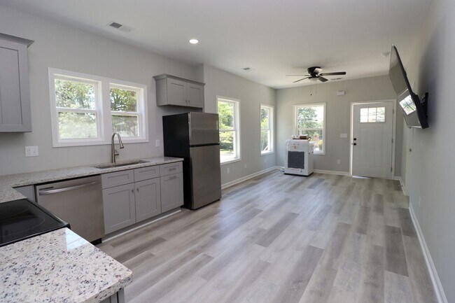 Building Photo - Student-Friendly 4BR/4BA Home in Downtown ...
