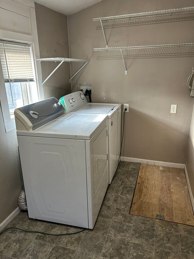 Building Photo - Cute Single Family 2 bedroom home