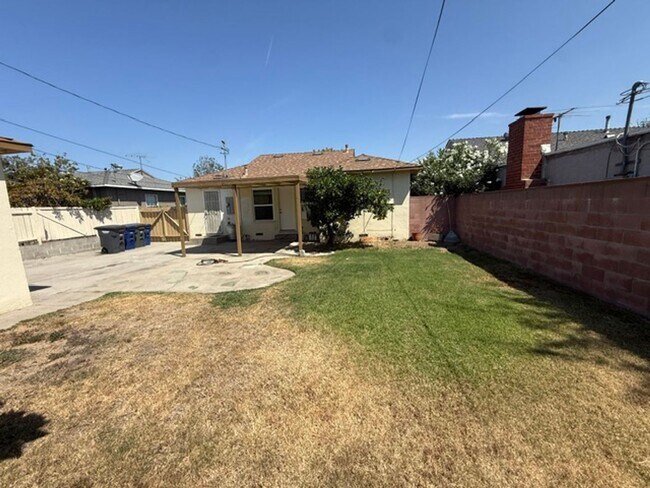Building Photo - 6008 Greenmeadow Rd