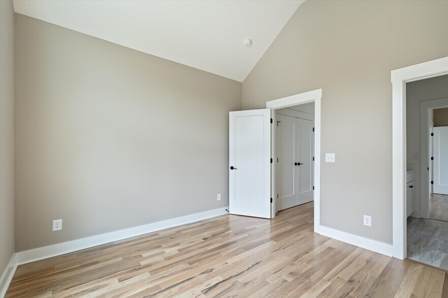 Building Photo - 2826 Clifton Ave