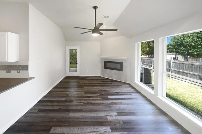 Building Photo - MOVE IN READY