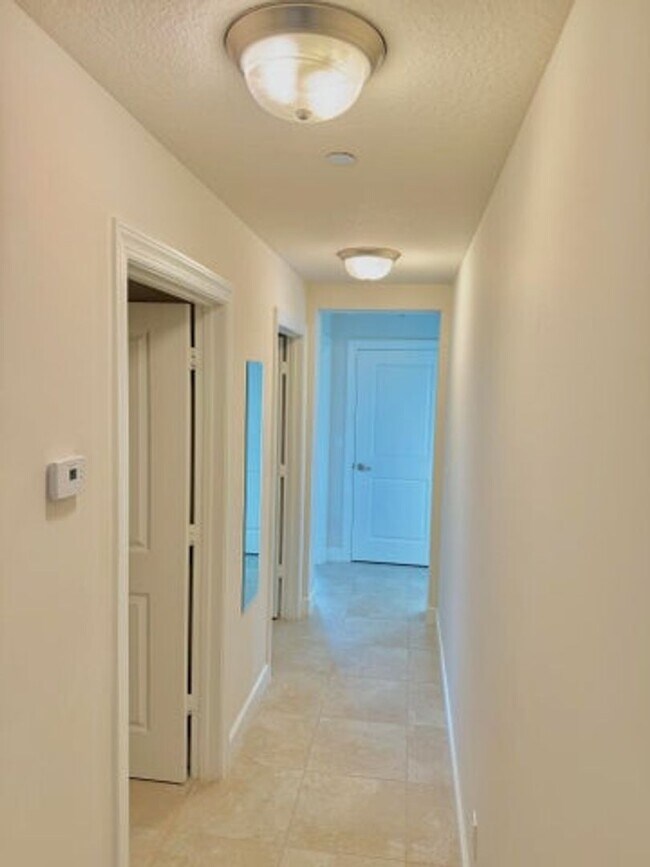Building Photo - 341 Bay Colony Dr N