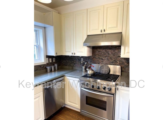 Building Photo - 242 Emerson St NW