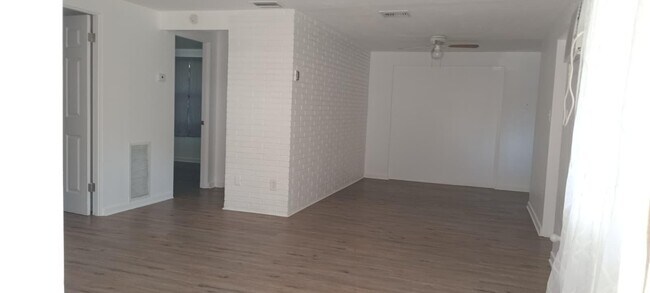 Building Photo - 131 E Camphor St