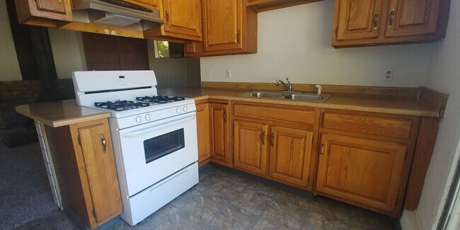 Building Photo - Studio backhouse in a quiet neighborhood.