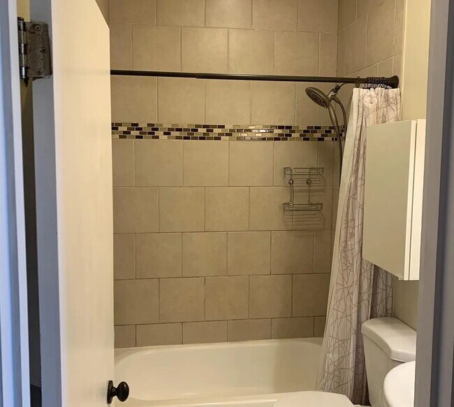 Building Photo - "Charming 1-Bedroom Haven in the Heart of San Francisco – 736 Sq Ft of Urban Comfort!"