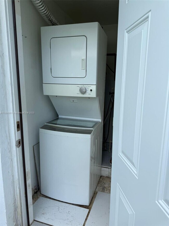 Building Photo - 245 189th Terrace