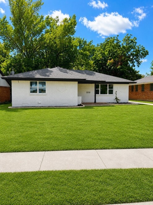 Building Photo - 2212 Larry Dr