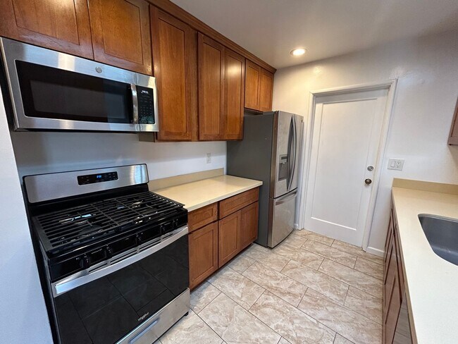 Building Photo - Spacious 3 Bed/1.5 Bath Home Located in Heart of San Leandro!!