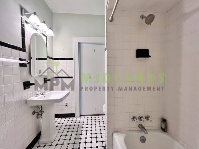 Building Photo - 2417B Clark Street