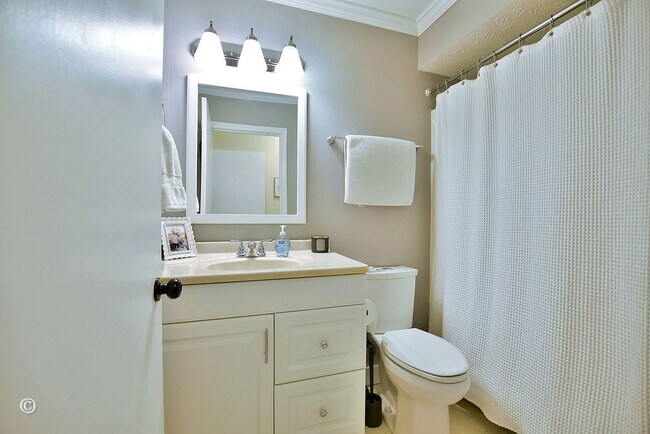 Building Photo - Move-in Ready 1-level in cul de sac with privacy fenced backyard