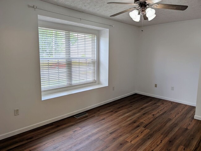 Building Photo - AVAILABLE NOW! 3 Bedroom Ranch with 2 Full...