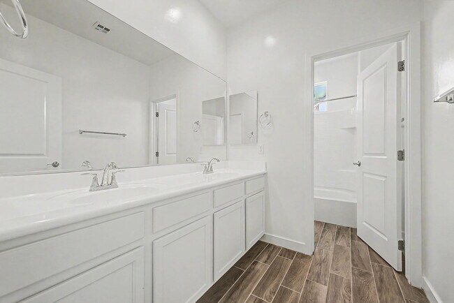 Building Photo - 5512 S Dillon Cir