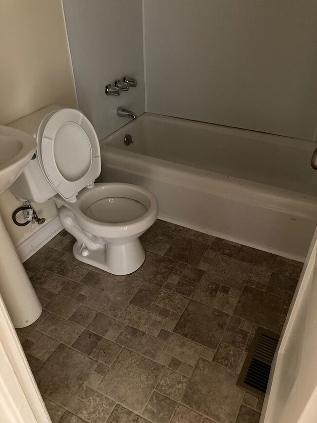 Building Photo - 2 Bed, 1 Bath Available for Rent