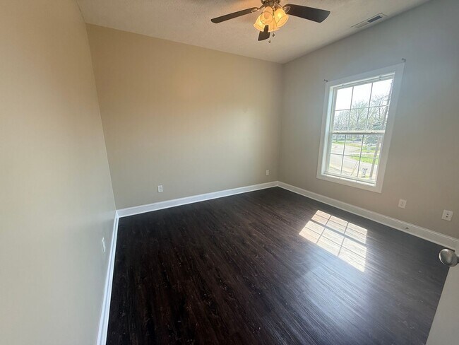 Building Photo - 526 Dennis Way