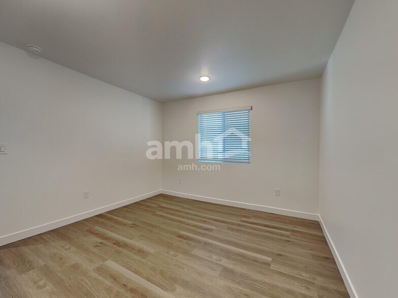 Building Photo - 9744 W Parkway Dr