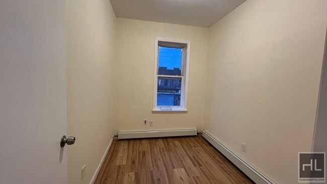 Building Photo - FRESHLY RENOVATED SUNNY AND SPACIOUS  1.5 ...