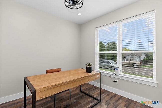 Building Photo - 2204 Magnolia Dr