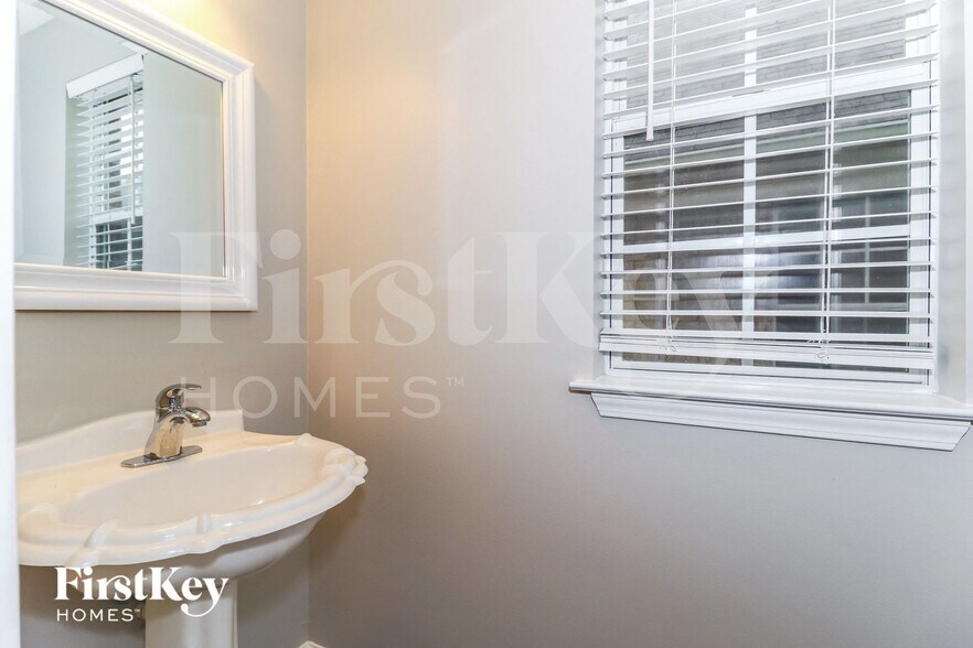 Building Photo - 8558 Shady Elm Dr