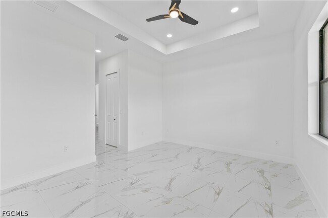 Building Photo - 548 Long Island St E