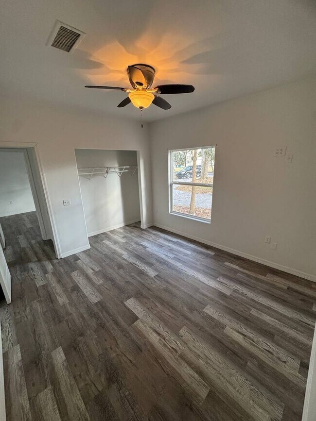 Building Photo - Spacious 3-Bedroom Home with a Charming Backyard in Lakeland, FL!