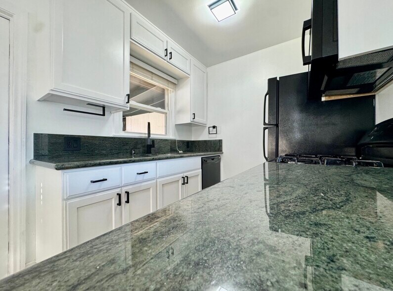 Building Photo - 919 E Grand Ave