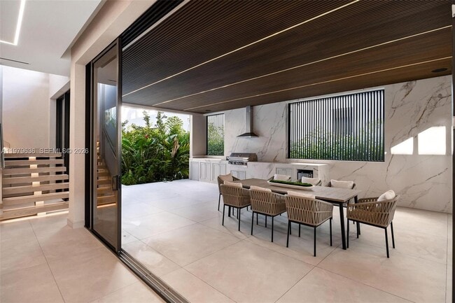 Building Photo - 723 NE 77th St