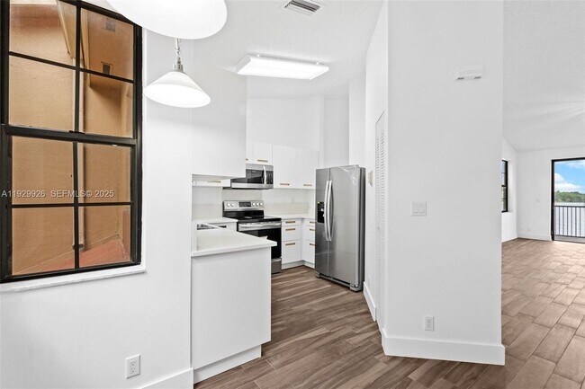 Building Photo - 15569 N Miami Lakeway