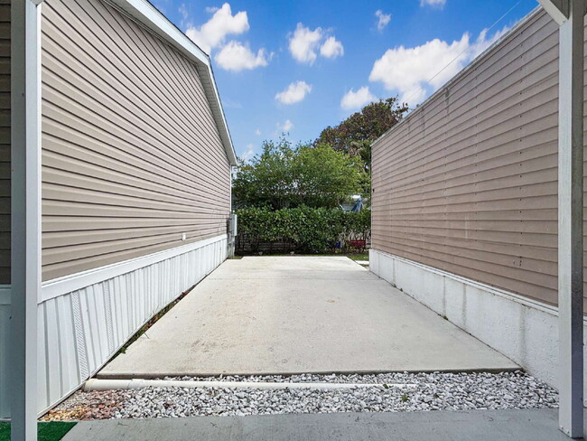 Building Photo - Charming Coastal Retreat in Ridgeway | Fenced Yard + Garage | Hobe Sound