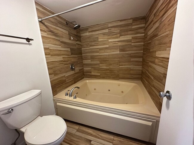 Building Photo - 6020 Lake Bluff Dr