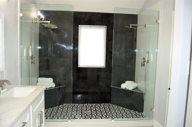 Building Photo - 3419 Southdown Dr