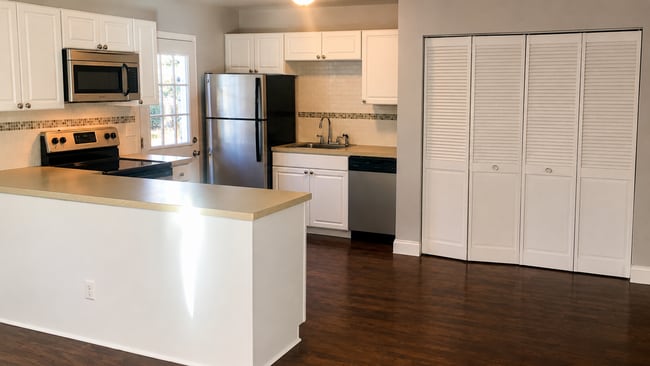 Building Photo - Recently renovated home in great neighborhood close to schools, parks, and shopping