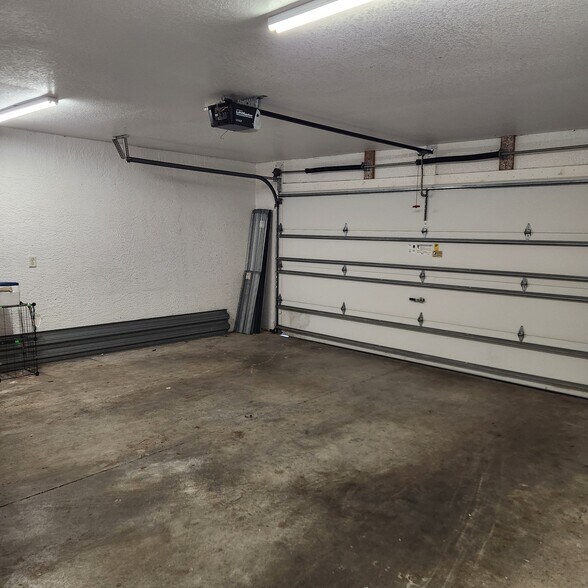 Building Photo - 1037 SE 11th St