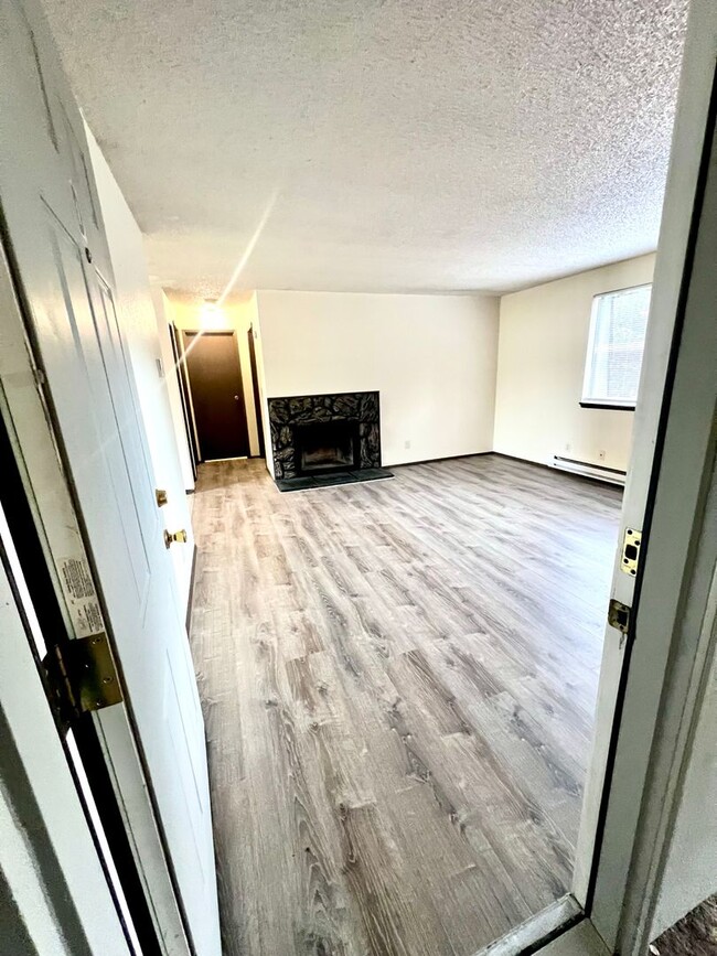 Building Photo - Upper-Floor Unit in Fourplex near Tacoma Mall