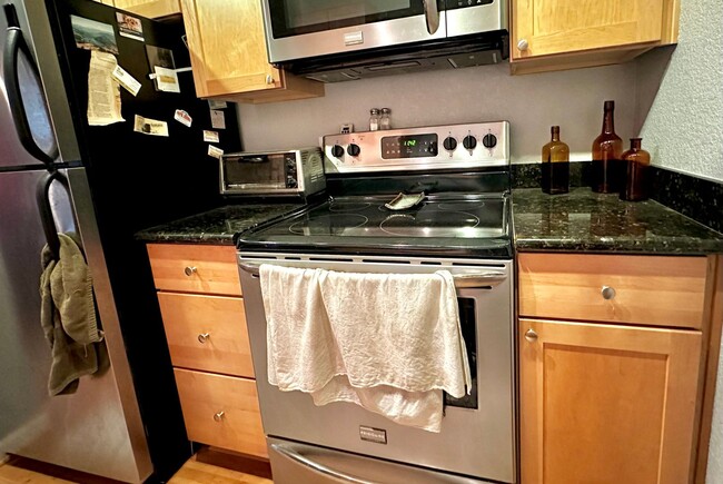 Building Photo - Studio 1ba |  Washer and Dryer and Lake Ac...