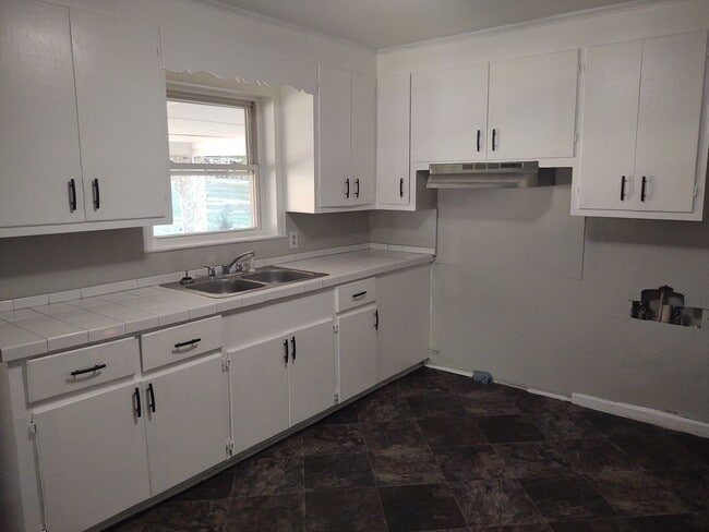 Building Photo - 3 bedroom 1 bath house- pet friendly available now