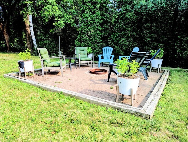 Building Photo - Four Bedroom Neenah House