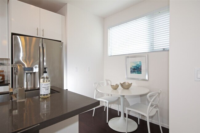 Building Photo - Beautiful 2-Bedroom Townhome in Hillcrest with Private Balconies & Attached Garage