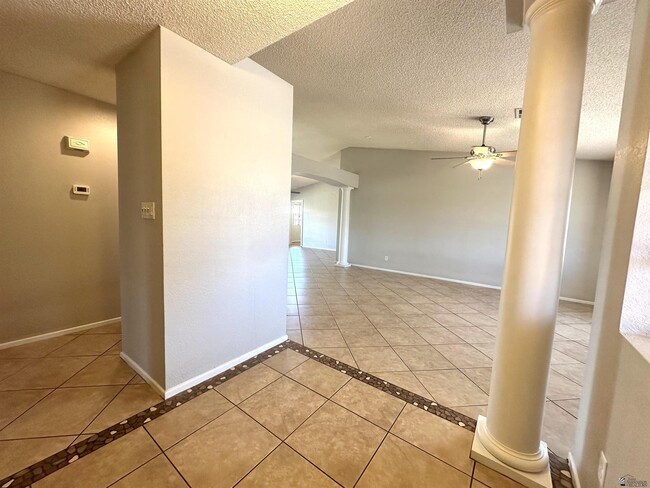 Building Photo - 2723 S 31st Dr