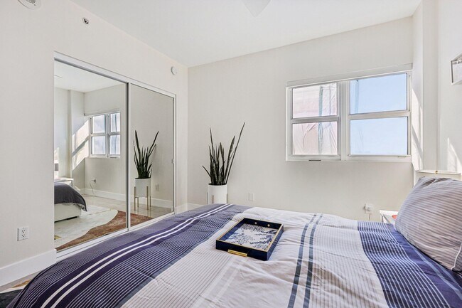 Building Photo - 2640 Lake Shore Dr