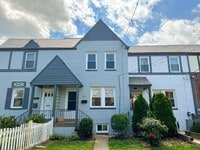 Building Photo - Charming 2 Bed 2 Bath Brick Townhome With A Fully Fenced Yard In Beautiful Foxcroft Heights