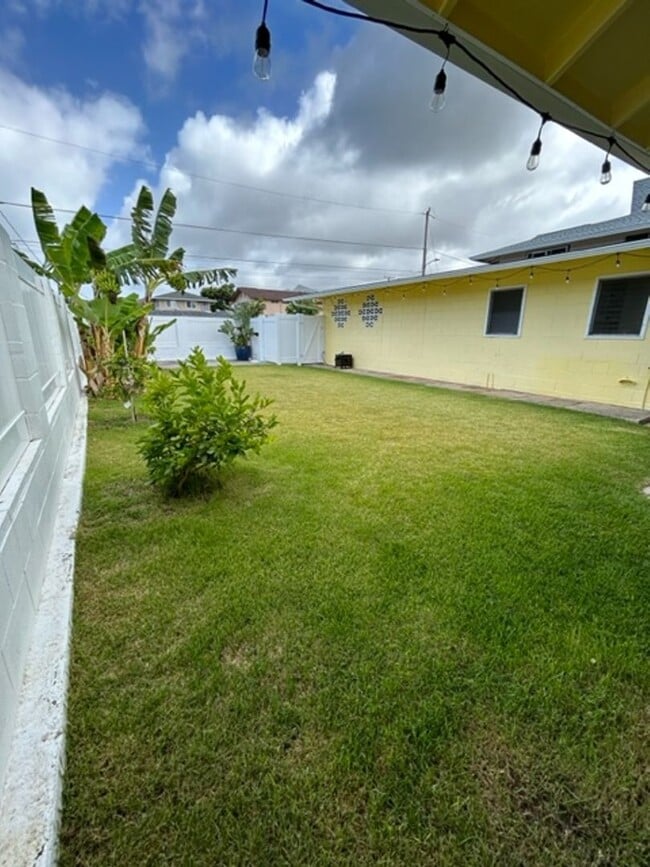 Building Photo - Available on 12/16/25, spacious 1570 sq ft, 3 Bedrooms, 2 Baths, 2 Car Garage Single-Family Home ...