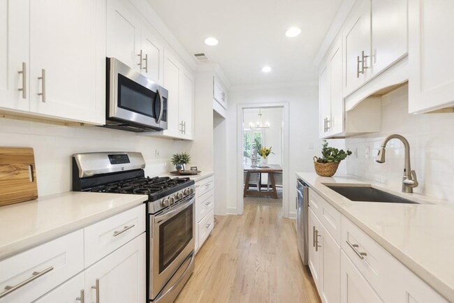 Building Photo - 305 Ansley Villa Dr NE